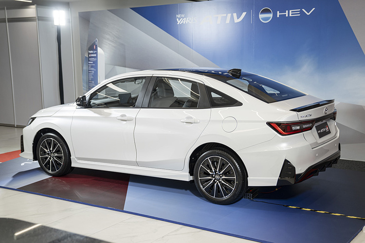 Toyota_Yaris_Ativ_HEV_GR_Exterior_43.jpg