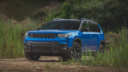 Jeep Cherokee 2026 chính thức trình làng: Động cơ hybrid 1.6T, phạm vi di chuyển 800 km, giá từ 37.000 USD