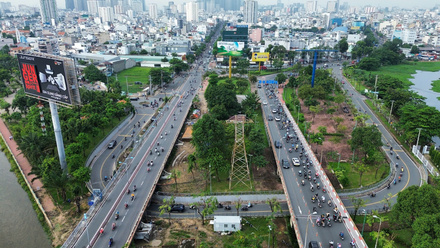 Sáng ngày 27/8 cấm ô tô qua cầu Bình Triệu 1: Ùn ứ nghiêm trọng, xe chôn chân hàng km