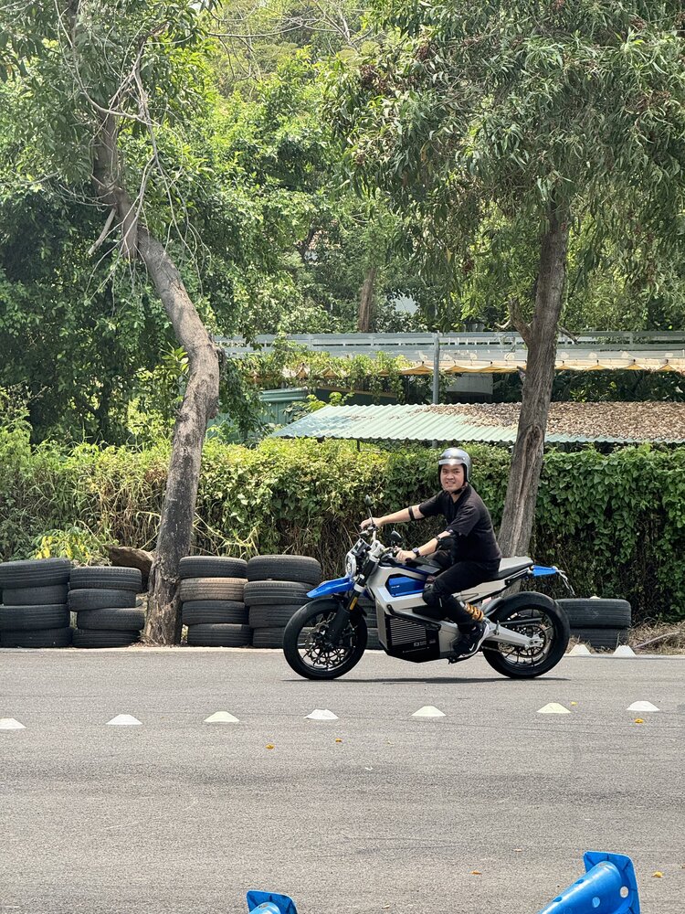 Tân binh xe máy điện Nuen Moto N1-S: Giá 170 triệu, 60% linh kiện Việt, thu hút cả báo nước ngoài Tân binh xe máy điện Nuen Moto N1-S: Giá 170 triệu, 60% linh kiện Việt, thu hút cả báo nước ngoài