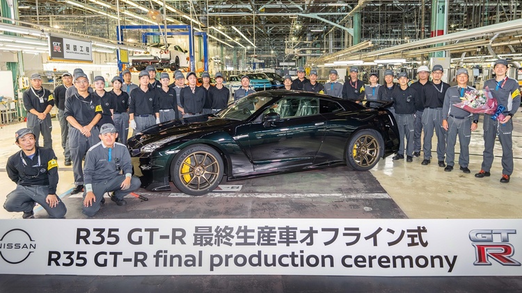 Nissan-GT-R-R35-final-production-1.jpg