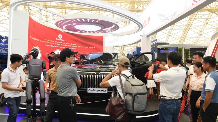 VinFast gây ấn tượng với xe bọc thép Lạc Hồng 900 LX tại triển lãm 80 năm Hành trình Độc lập