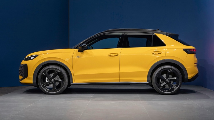 Volkswagen-T-Roc-2025-second-gen-R-Line-2.jpg