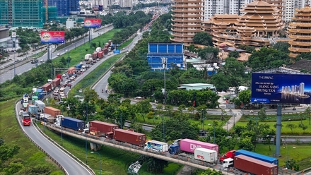Cửa ngõ TP.HCM ùn ứ nhiều giờ, bến xe tăng chuyến dịp lễ 2-9
