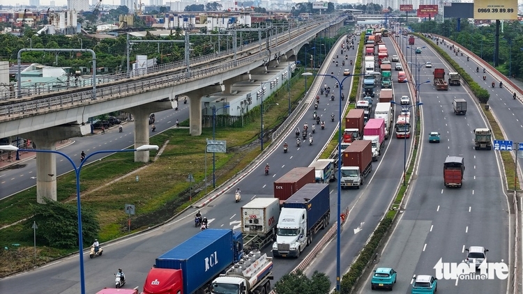 Cửa ngõ TP.HCM ùn ứ nhiều giờ, bến xe tăng chuyến dịp lễ 2-9
