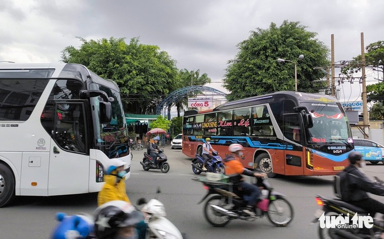 Cửa ngõ TP.HCM ùn ứ nhiều giờ, bến xe tăng chuyến dịp lễ 2-9