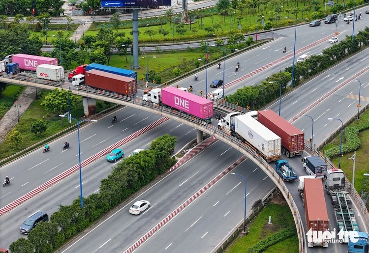 Cửa ngõ TP.HCM ùn ứ nhiều giờ, bến xe tăng chuyến dịp lễ 2-9