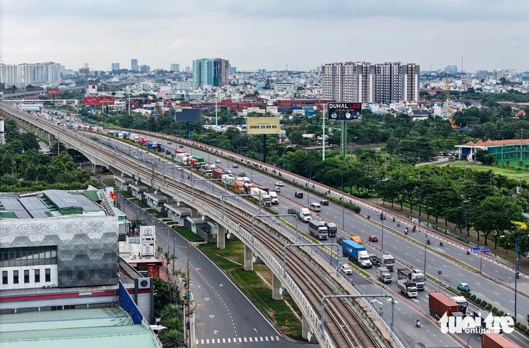 Cửa ngõ TP.HCM ùn ứ nhiều giờ, bến xe tăng chuyến dịp lễ 2-9