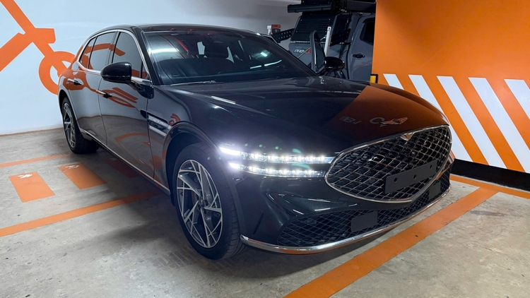 Độc lạ Việt Nam: Genesis G90 mới 100% rao giá 5,6 tỷ, cao hơn cả Mercedes S-Class