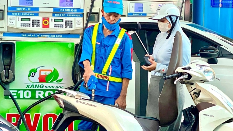 Chiều 4/9: Xăng RON95 vượt 20.900 đồng/lít, dầu tăng tới 120 đồng Chiều 4/9: Xăng RON95 vượt 20.900 đồng/lít, dầu tăng tới 120 đồng