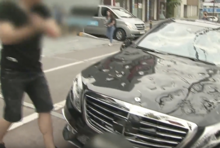 Video: Đập phá Mercedes S63 AMG vì tức giận đại lý