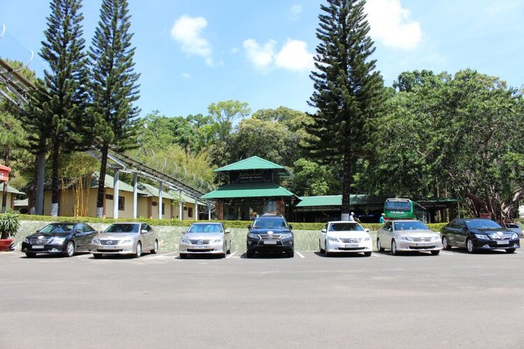 Camry tiền tỷ đâm ngang giải phân cách, thế mà túi khí vẫn không nổ Camry tiền tỷ đâm ngang giải phân cách, thế mà túi khí vẫn không nổ