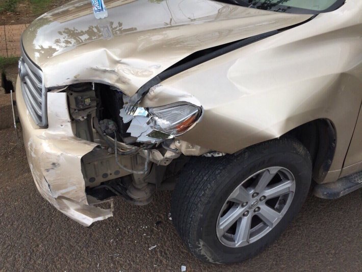 Camry tiền tỷ đâm ngang giải phân cách, thế mà túi khí vẫn không nổ Camry tiền tỷ đâm ngang giải phân cách, thế mà túi khí vẫn không nổ