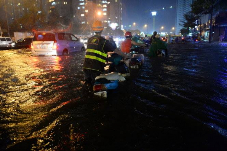 Chùm ảnh: Sau cơn mưa, "sông" Sài Gòn hỗn loạn