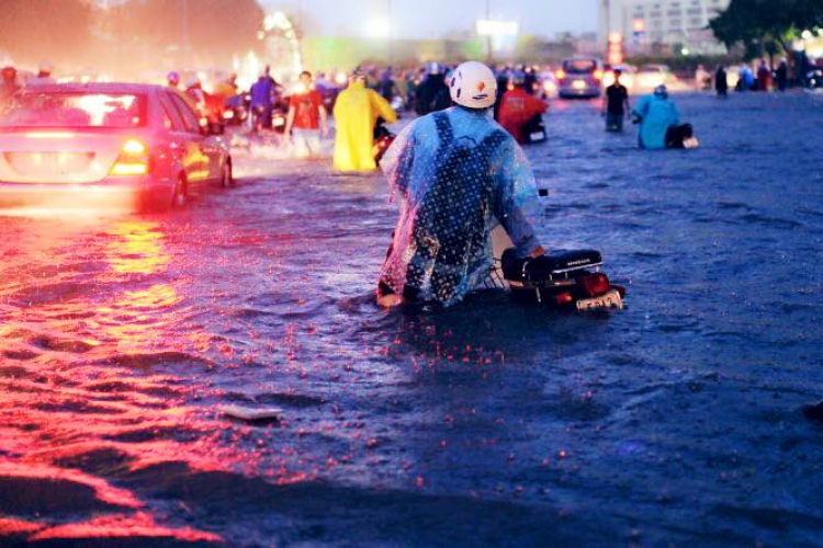 Chùm ảnh: Sau cơn mưa, "sông" Sài Gòn hỗn loạn