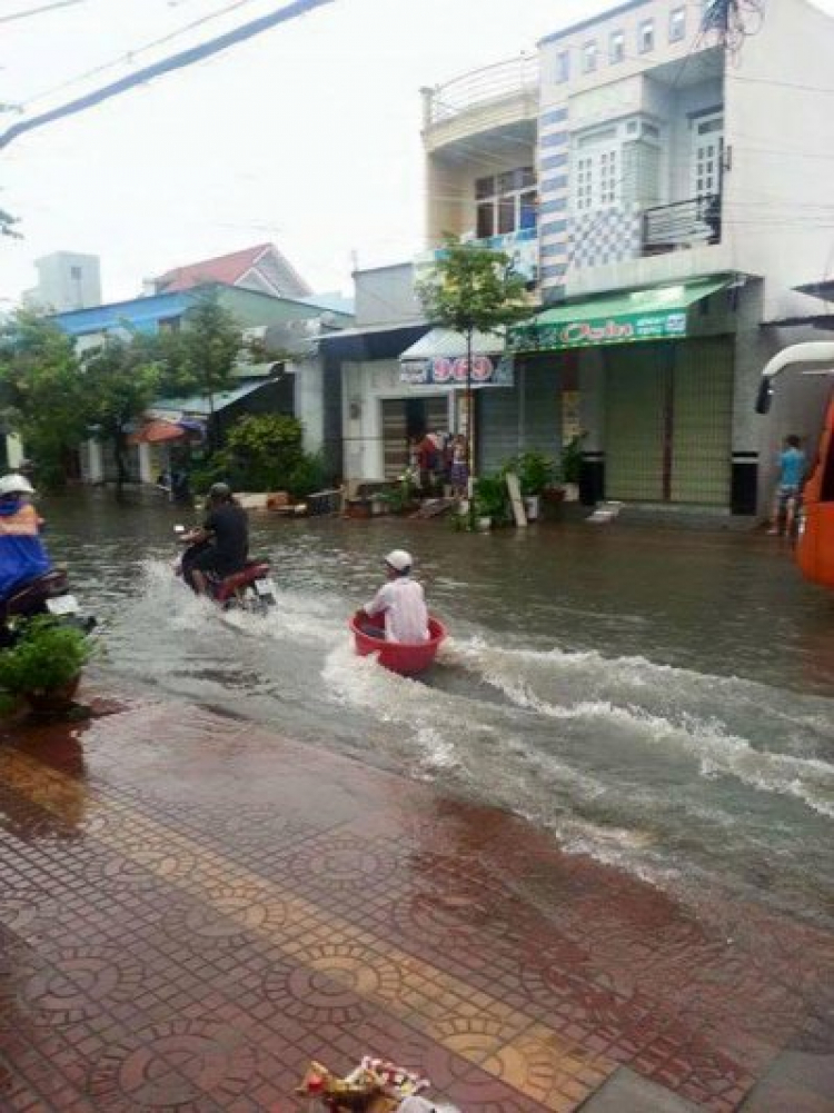 Chùm ảnh: Sau cơn mưa, "sông" Sài Gòn hỗn loạn