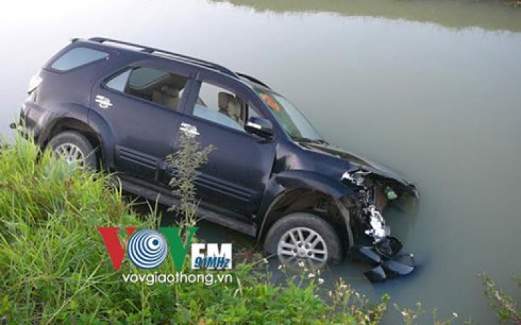 Camry tiền tỷ đâm ngang giải phân cách, thế mà túi khí vẫn không nổ Camry tiền tỷ đâm ngang giải phân cách, thế mà túi khí vẫn không nổ
