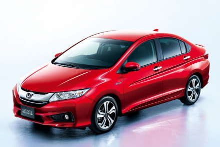 Honda-Grace-Hybrid-red-front-three-quarter-left.jpg