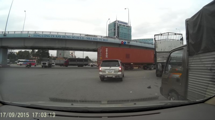Tổ chức giao thông dưới chân cầu vượt Vũng tàu không khoa học ?