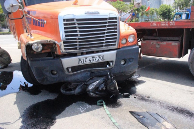 [Video] Xe đầu kéo mất lái đâm xe máy kinh hoàng ở Phú Mỹ Hưng
