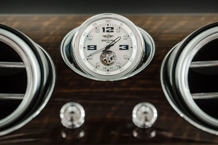 Đồng hồ trên Bentley Bentayga có giá đắt hơn một chiếc xe sang