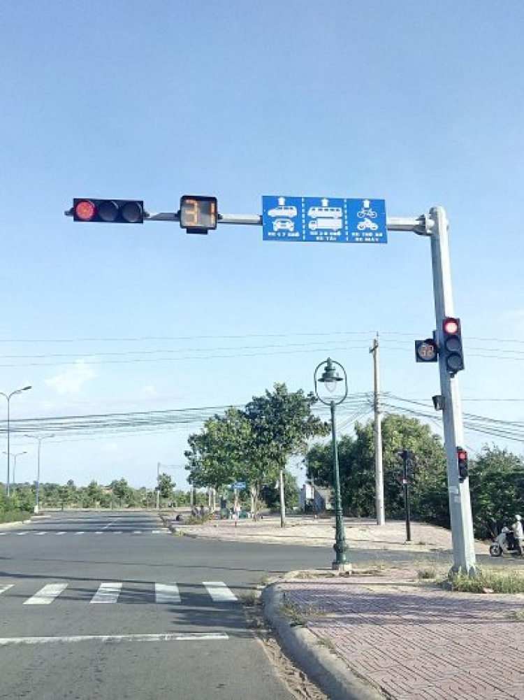 Biển báo này xe ôtô con 8 chỗ chạy làn nào ?