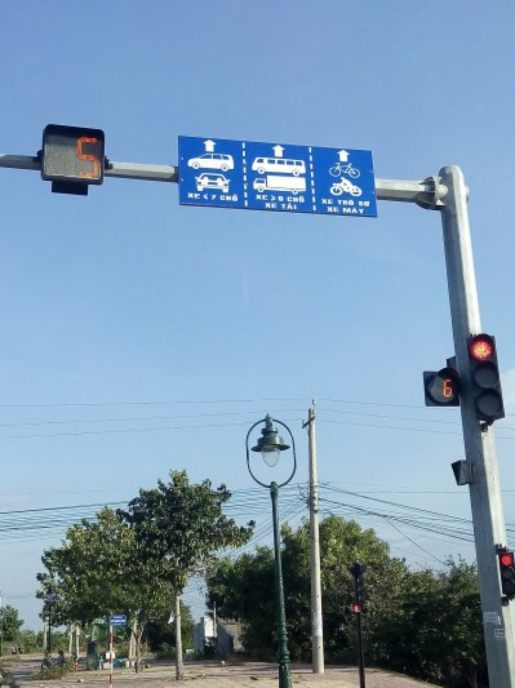 Biển báo này xe ôtô con 8 chỗ chạy làn nào ?