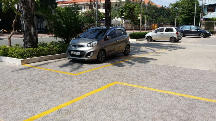 Đậu xe không đúng ô vạch Đậu xe không đúng ô vạch