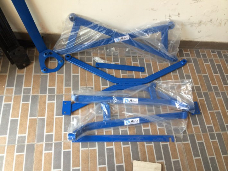 Camry 2015 2.0 E ko có thanh Strut Bar so với 2.5Q