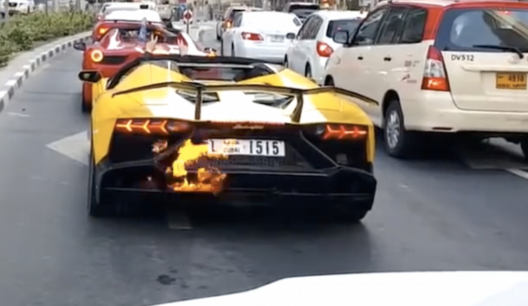 [Video] Đua xe, nẹt pô khạt lửa với Ferrari, Aventador bị "nướng chín"