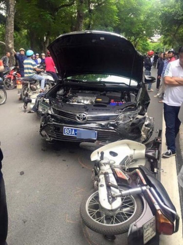 Xe biển xanh gây tai nạn liên hoàn.