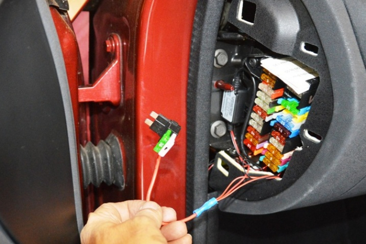Hỏi v/v nối điện Cam hành trình trực tiếp vào hộp cầu chì Hỏi v/v nối điện Cam hành trình trực tiếp vào hộp cầu chì