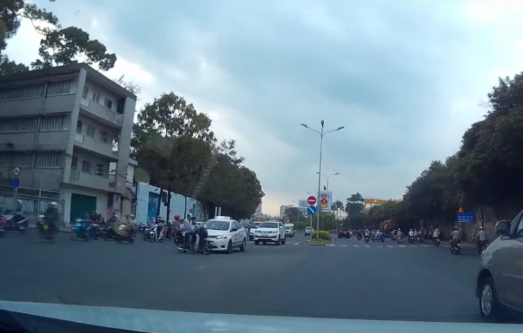 Xe máy vượt đèn đỏ suýt gây tai nạn! Xe máy vượt đèn đỏ suýt gây tai nạn!