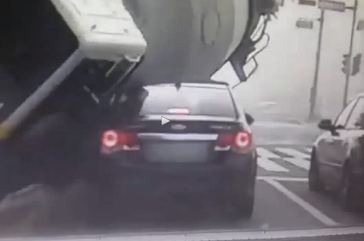 [Video] Dừng chờ đèn đỏ, bị xe bồn đè bẹp