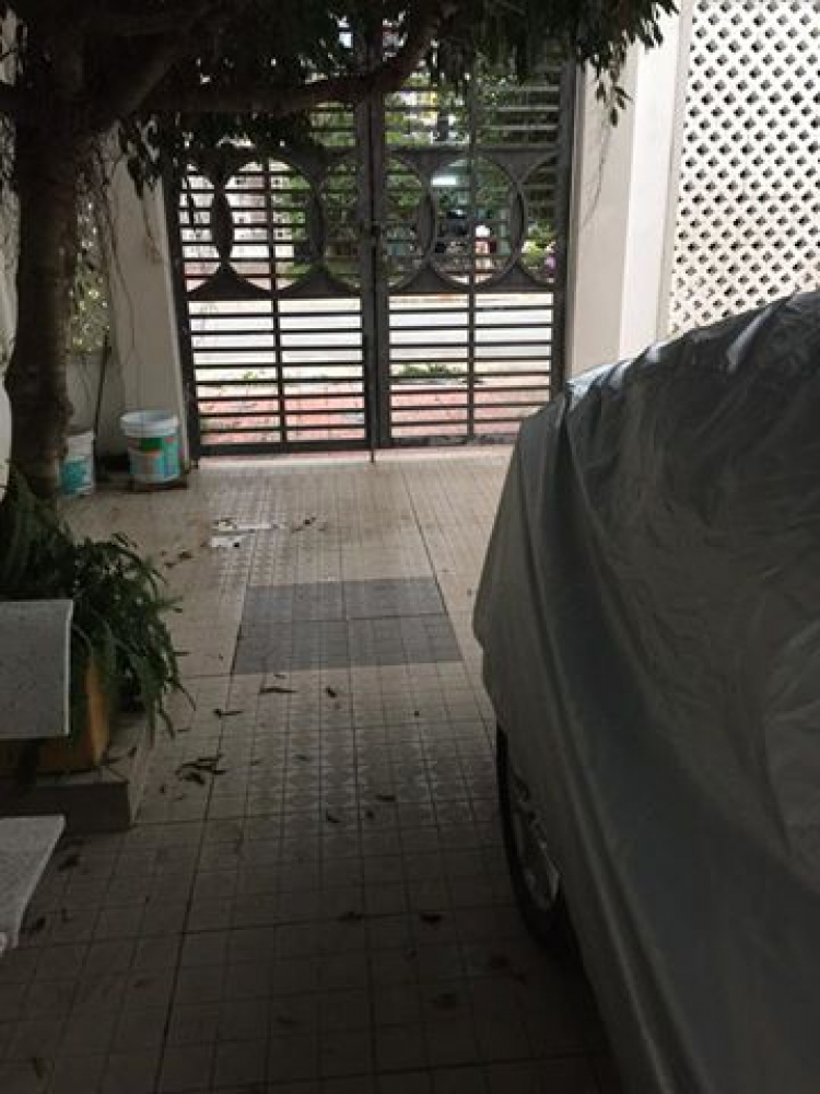 Hỏi: Xin hướng dẫn cách căn lùi xe ra cổng hẹp an toàn? Hỏi: Xin hướng dẫn cách căn lùi xe ra cổng hẹp an toàn?
