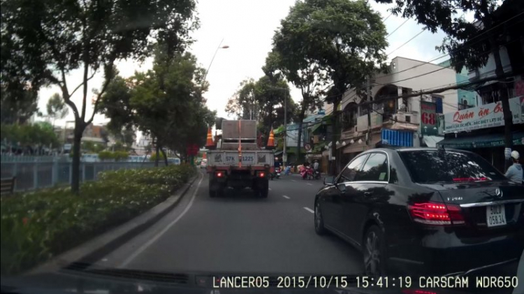 Ý thức giao thông kém của nhân viên Mercedez Vietnam