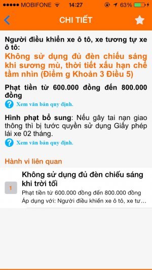 Lưu thông ban đêm trong khu đô thị bị cháy một bóng chiếu gần.