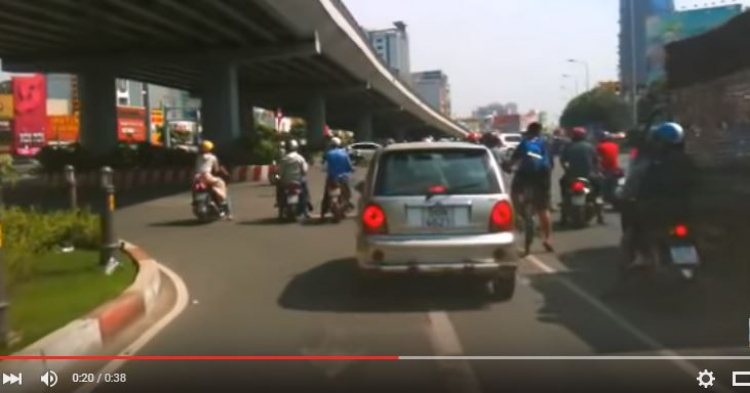 Bị phạt dưới chân cầu vượt Hàng Xanh Bị phạt dưới chân cầu vượt Hàng Xanh