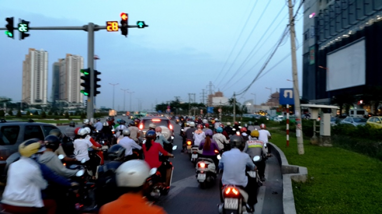 Bị phạt dưới chân cầu vượt Hàng Xanh