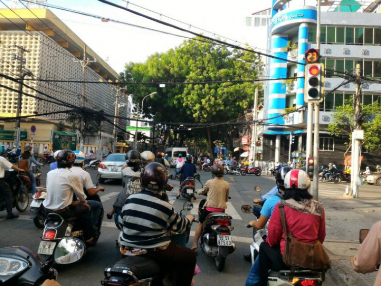 Văn hóa 4B vẫn vượt đèn đỏ nè các bác