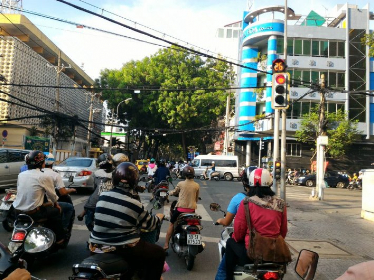 Văn hóa 4B vẫn vượt đèn đỏ nè các bác