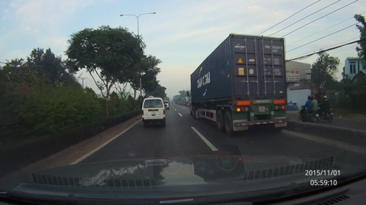 Vua ngự điểm tâm, xe dân chịu hẹp trên QL22!