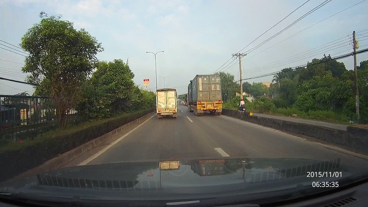 Vua ngự điểm tâm, xe dân chịu hẹp trên QL22!