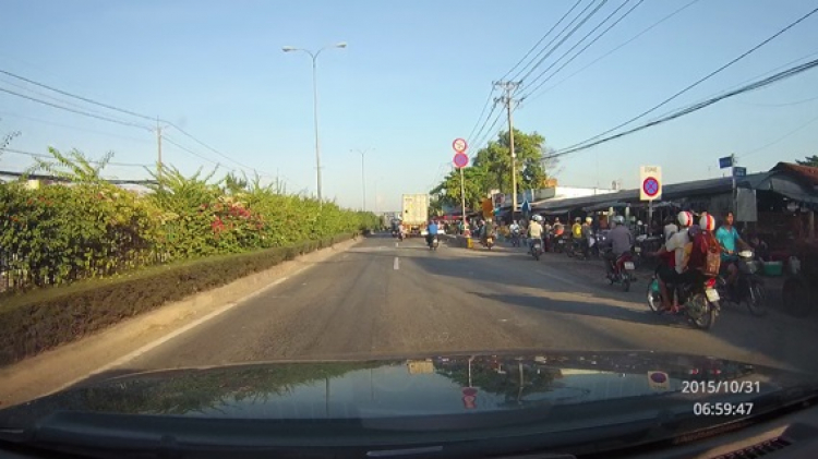 Vua ngự điểm tâm, xe dân chịu hẹp trên QL22!