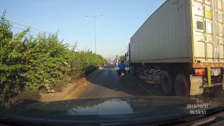 Vua ngự điểm tâm, xe dân chịu hẹp trên QL22!