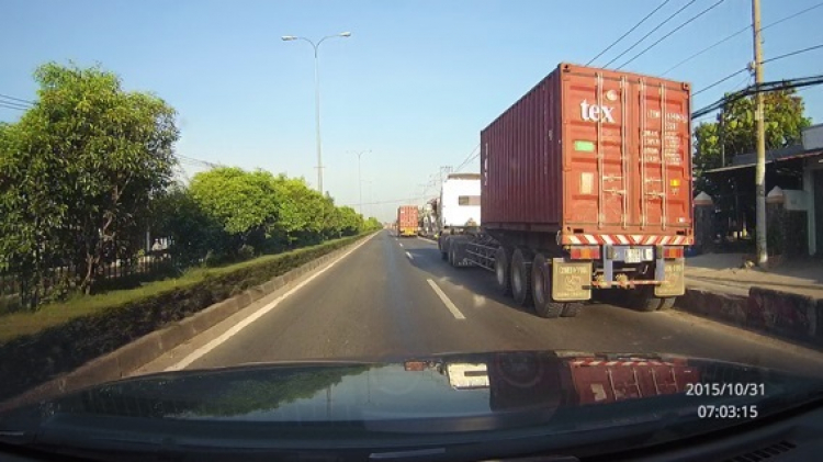 Vua ngự điểm tâm, xe dân chịu hẹp trên QL22!