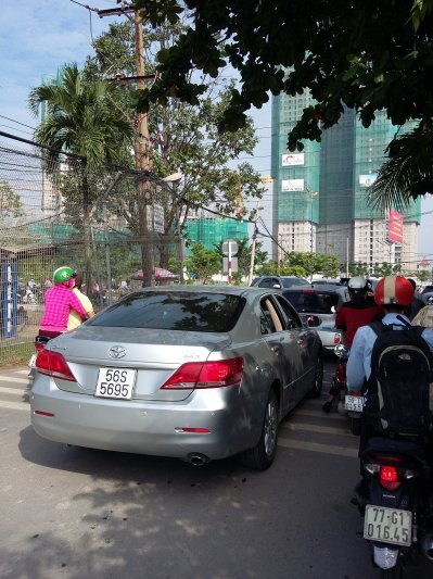Hai bánh chết vì ngu - làm khổ người khác. Hai bánh chết vì ngu - làm khổ người khác.