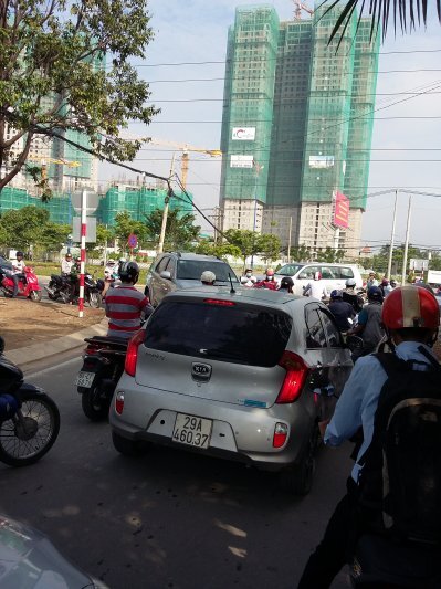 Hai bánh chết vì ngu - làm khổ người khác. Hai bánh chết vì ngu - làm khổ người khác.
