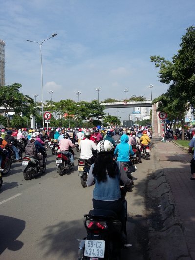 Hai bánh chết vì ngu - làm khổ người khác. Hai bánh chết vì ngu - làm khổ người khác.