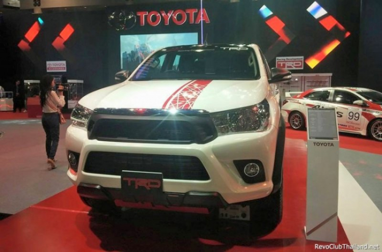 Toyota Hilux Revo ra mắt gói độ TRD ở Thái Lan